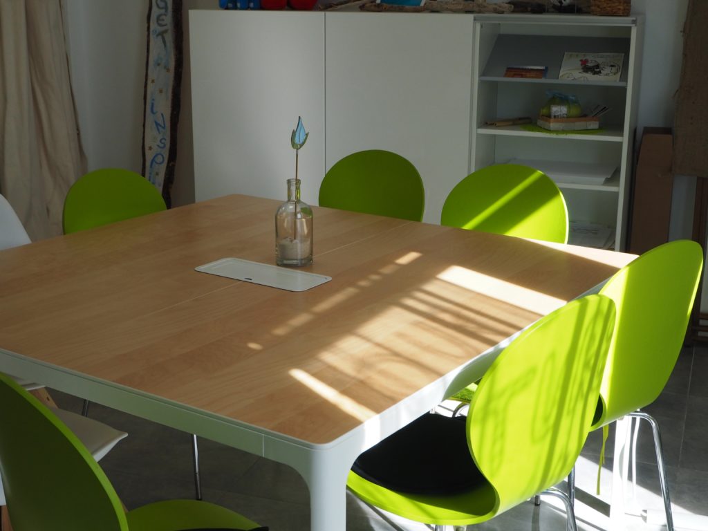 DODの丸いテーブルはワンポールテント内を快適な空間にしてくれる